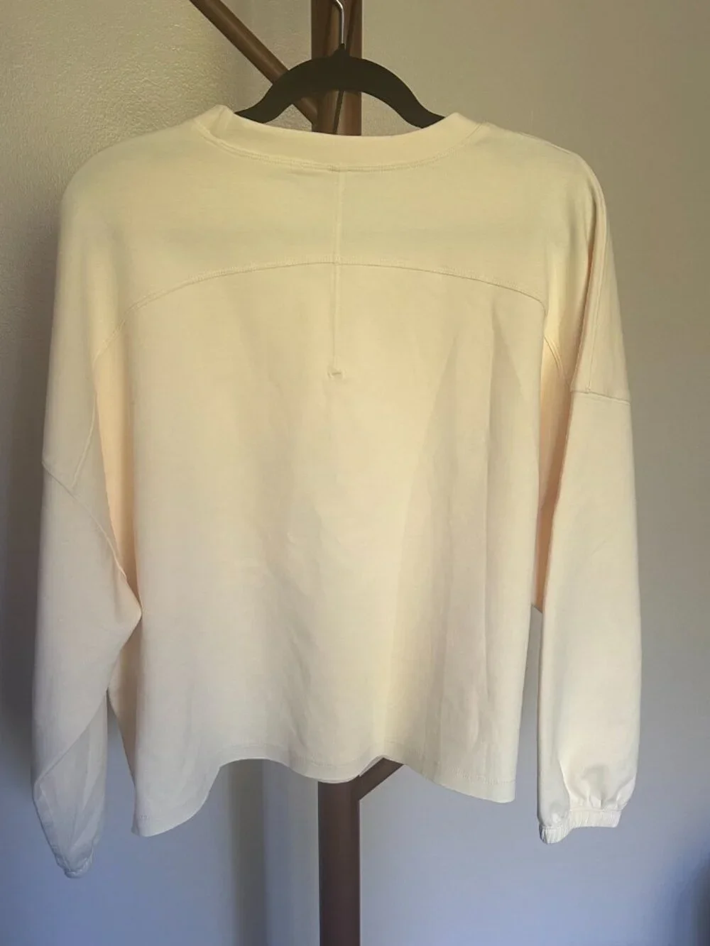 Club Pilates Cream Oversized Lightweight Sweatshirt NWOT Sz. 4 - Picture 2 of 6